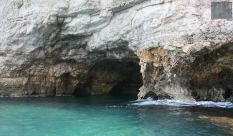 Viaggio all'interno delle grotte di Polignano, celate dalla scogliera a picco sul mare